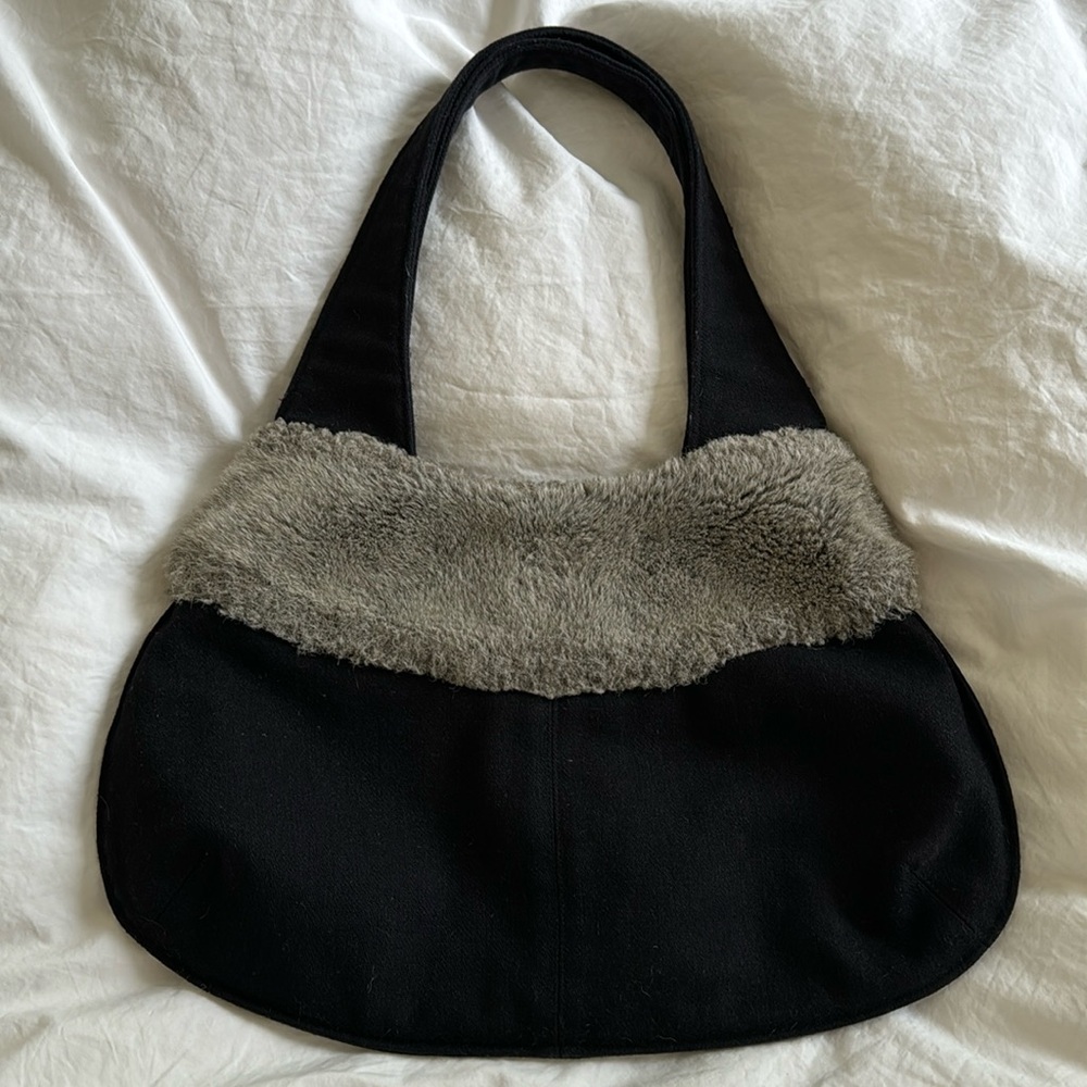 Handobakku felt and faux fur hand bag